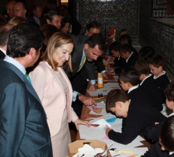 Don Felipe, junto a la ministra de Fomento, observa los trabajos de los alumnos de colegios de Sevilla que participan en los talleres prácticos de la 